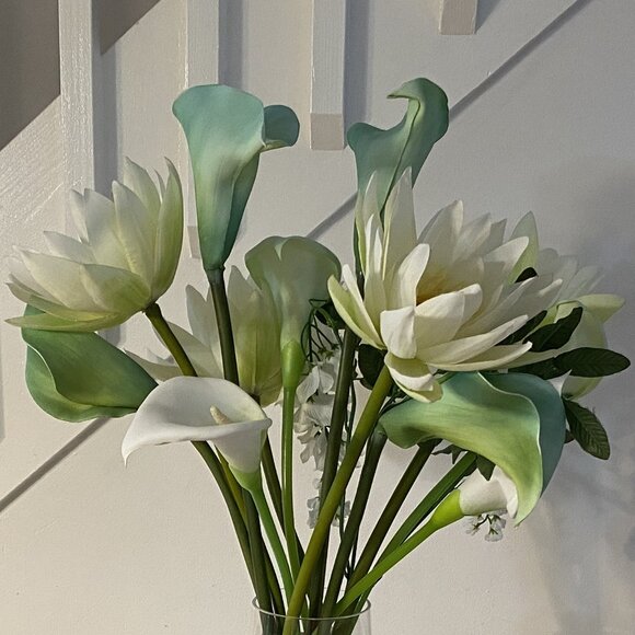 White & Green Flowers - Picture 2 of 6